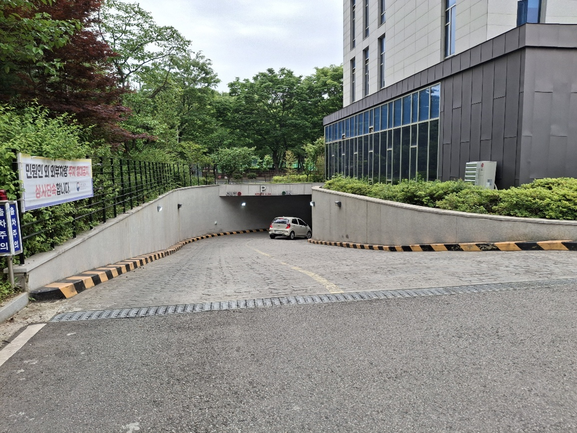지하주차장 캐노피 설치공사 이미지 7